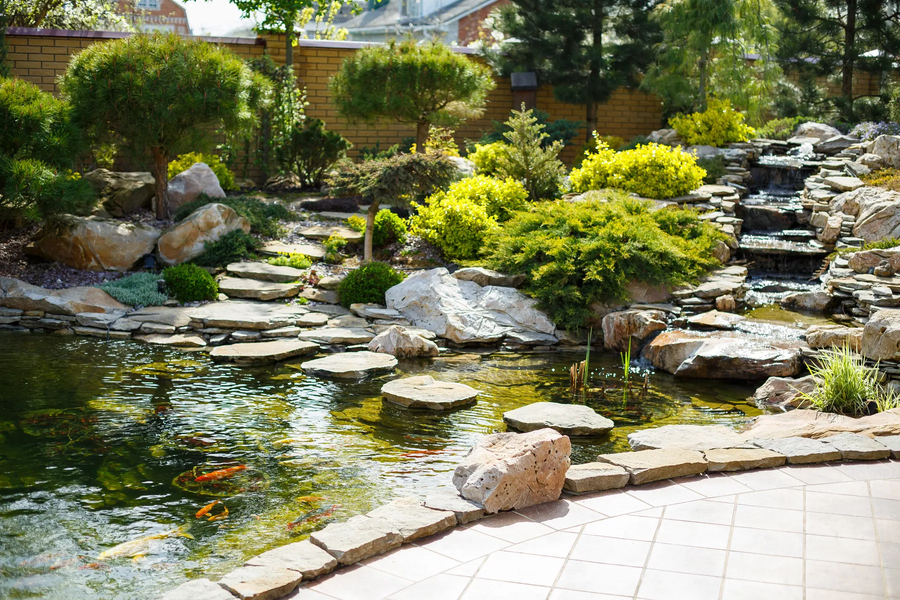 Gartenteich mit Wasserfall und Natursteingestaltung