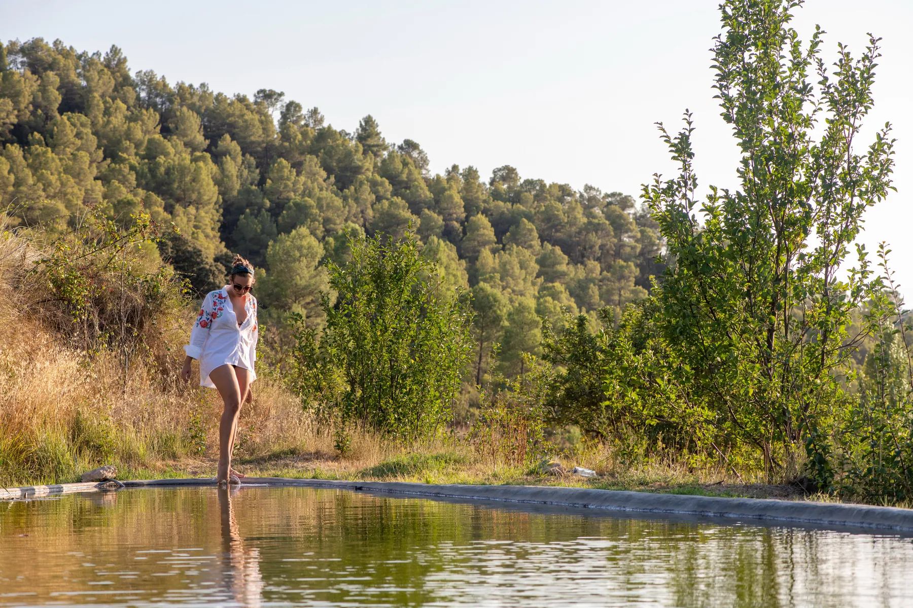 Naturpool mit sauber gefasster Beckenkante