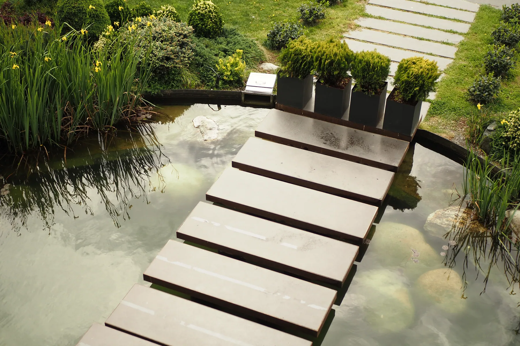 Steganlage &uuml;ber einem naturnahen Teich