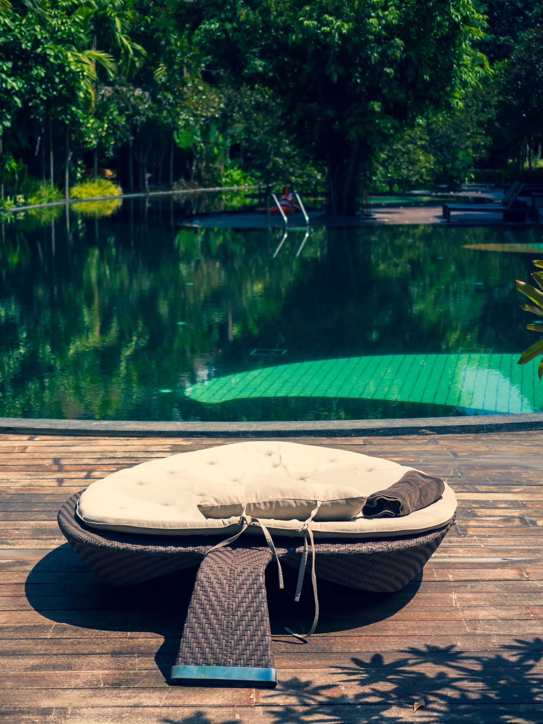 Naturpool mit Holzterrasse und Liegeinsel