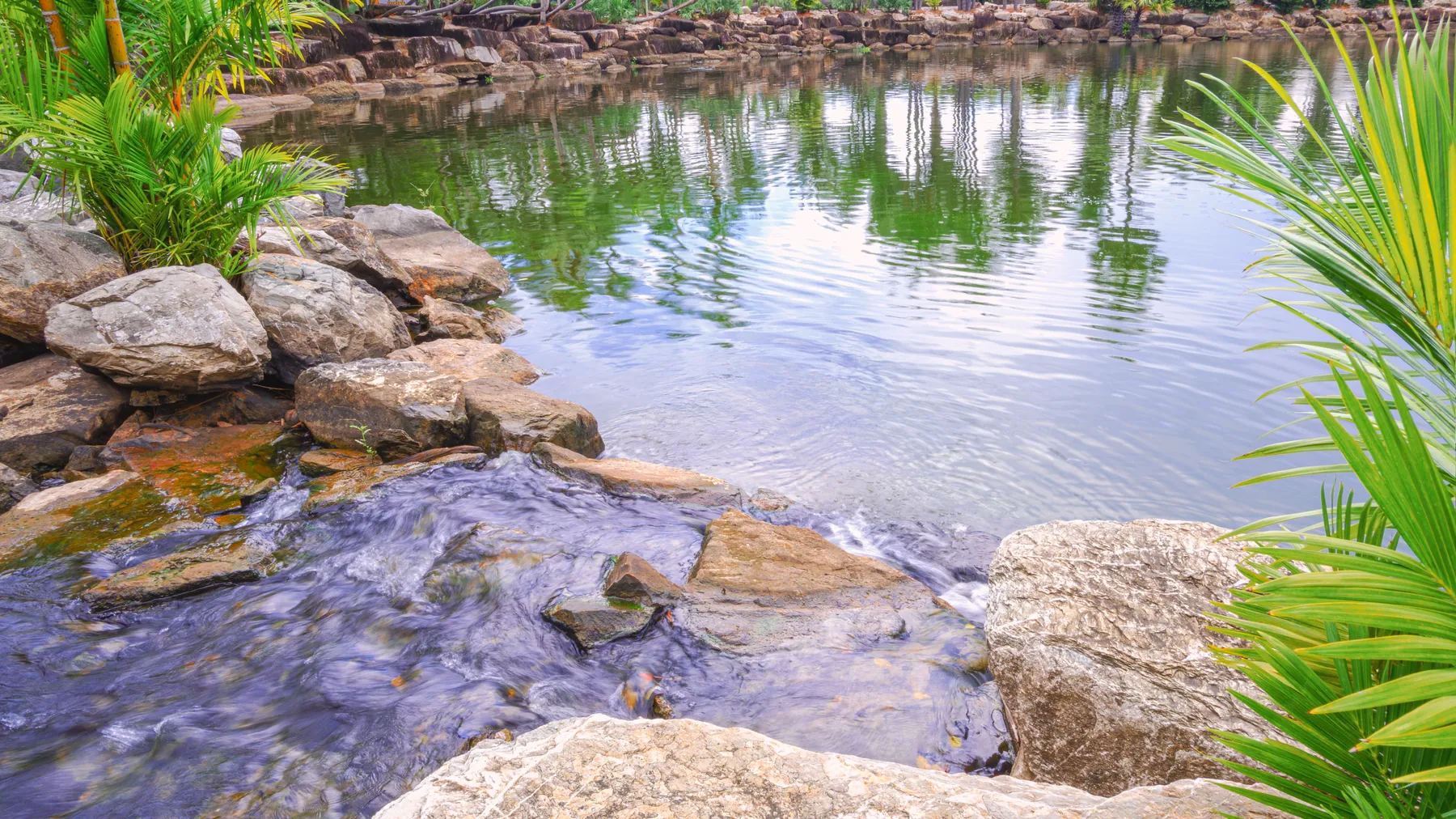 Wasserlauf zwischen Schwimmzone und Regenerationszone