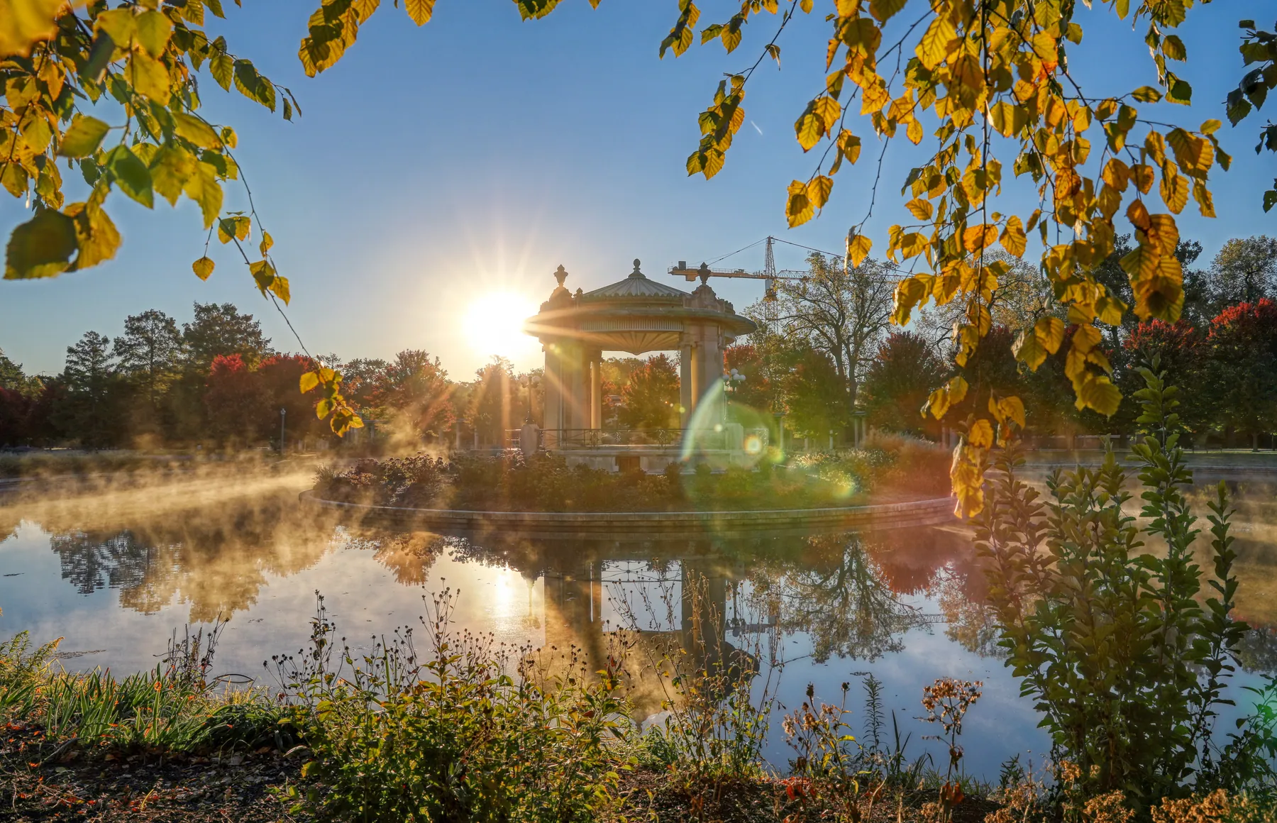 Teich im Morgennebel mit Herbstlaub